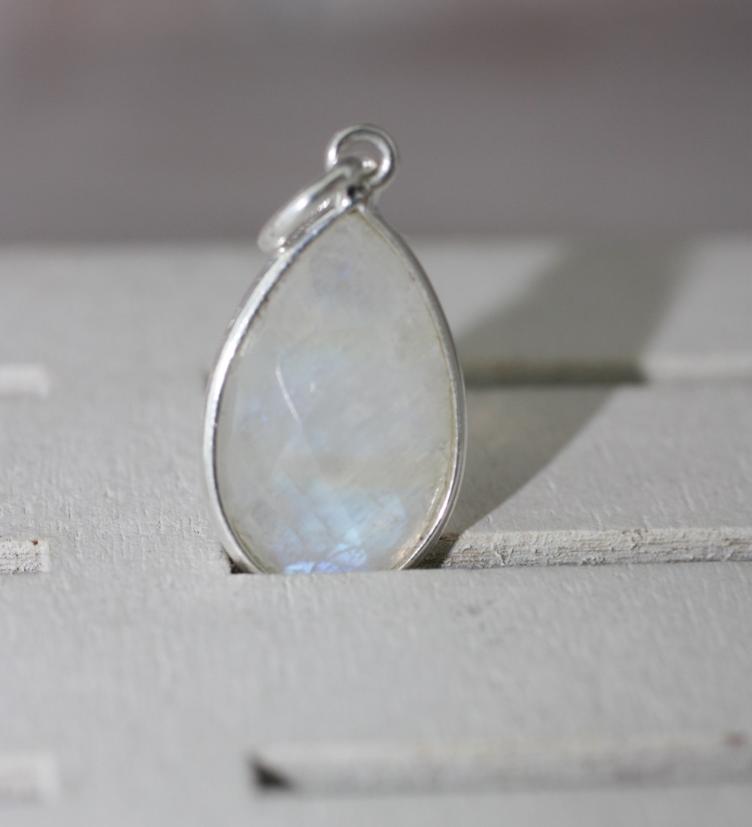 esha jewel silber Tropfen Regenbogenmondstein 18x12mm
