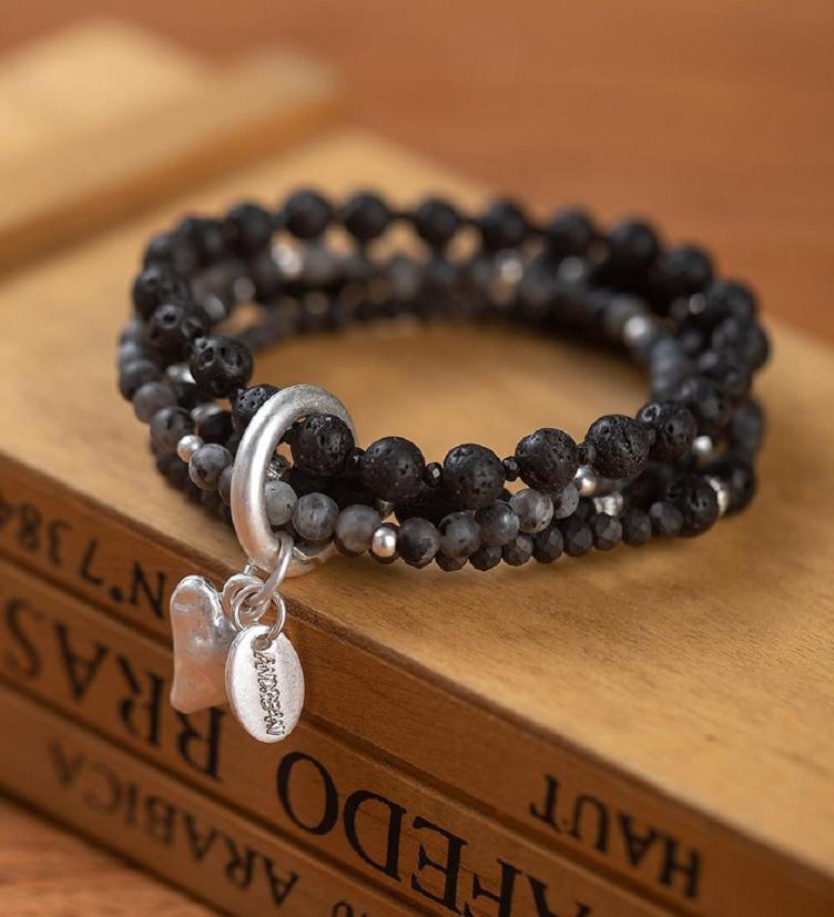 Andreani Steinarmbänder aus echten Lava Steinen. HANDMADE WITH LOVE