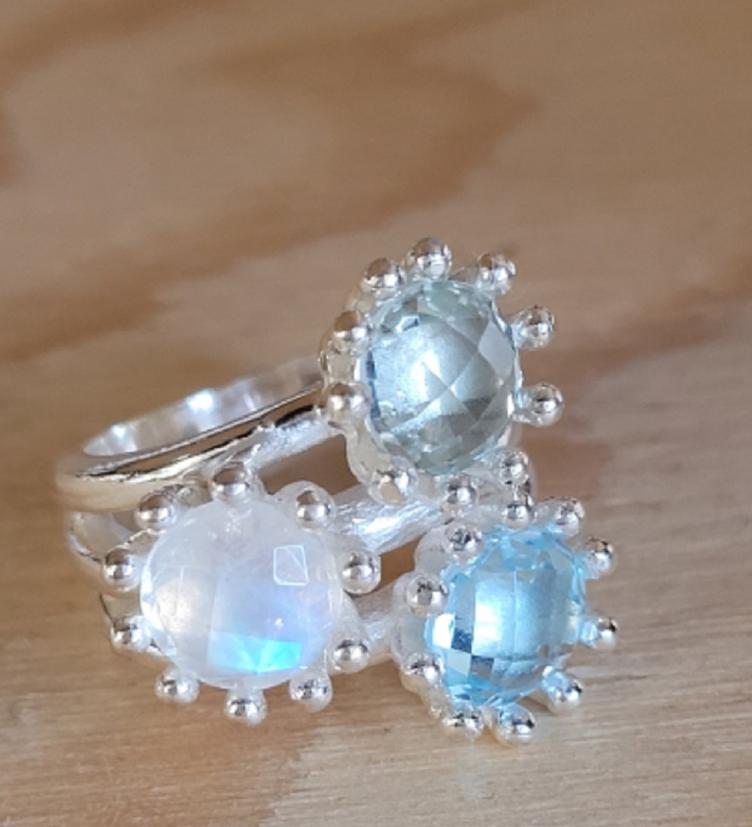 esha jewel Fingerring facettierter blauer Topas / Regenbogen Mondstein / grüner Amethyst