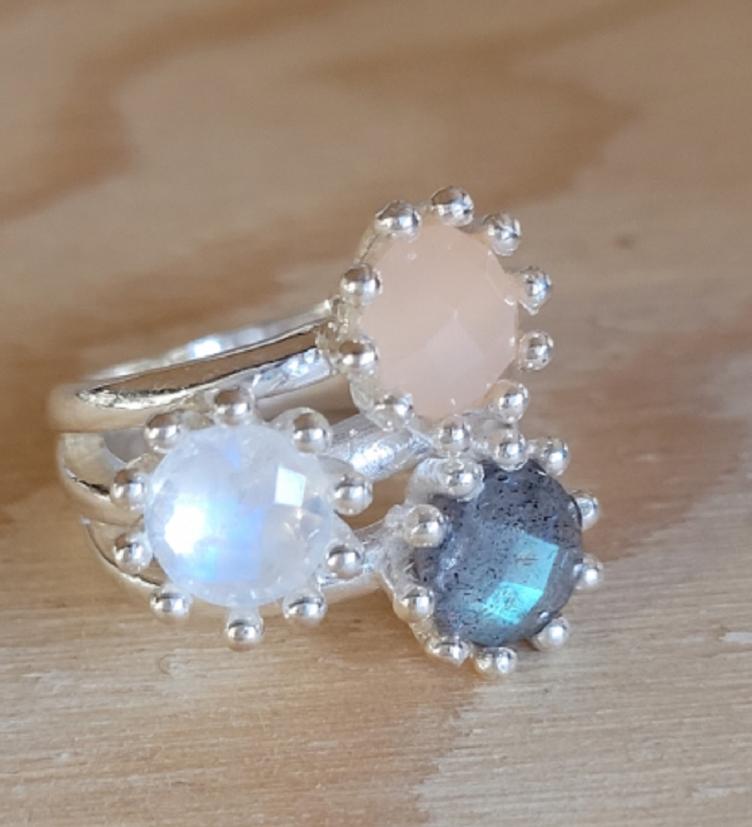 esha jewel Fingerring Silber 925 facettierter Regenbogen Mondstein / oranger Mondstein / Labradorit