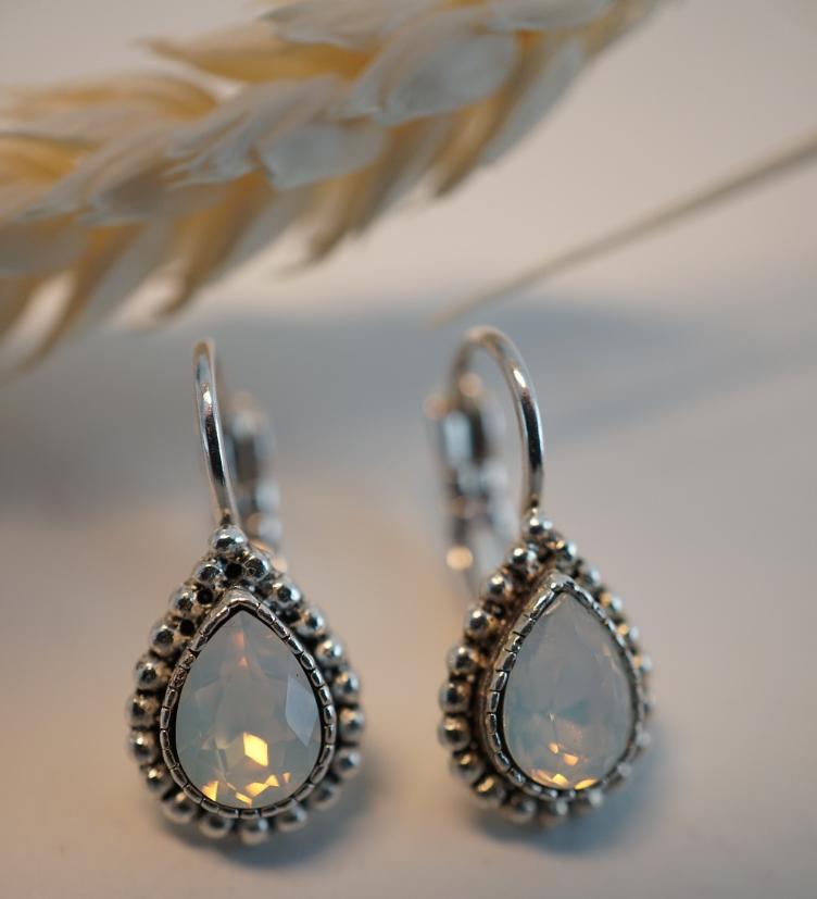 Une Ligne Paris Tropfen klein brass silber geschwärzt white opal